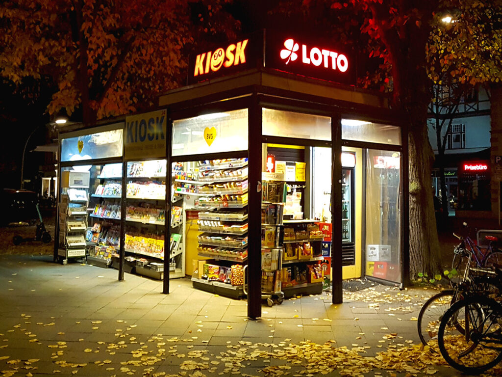 Kuva kioskista pimeässä