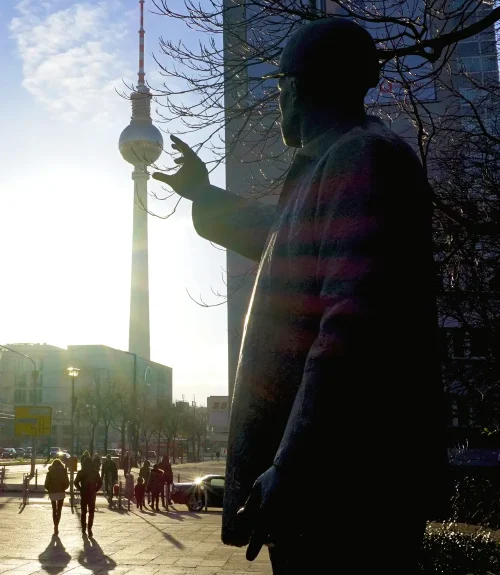 Patsas ja TV-torni Patsas ja Alexanderplatzin TV-torni vastavalossa
